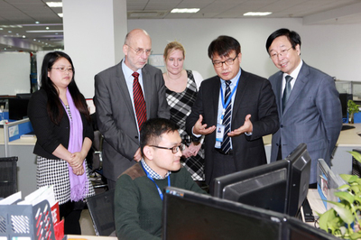 华天软件与德国开姆尼茨工业大学携手共建数字化工厂示范实验室